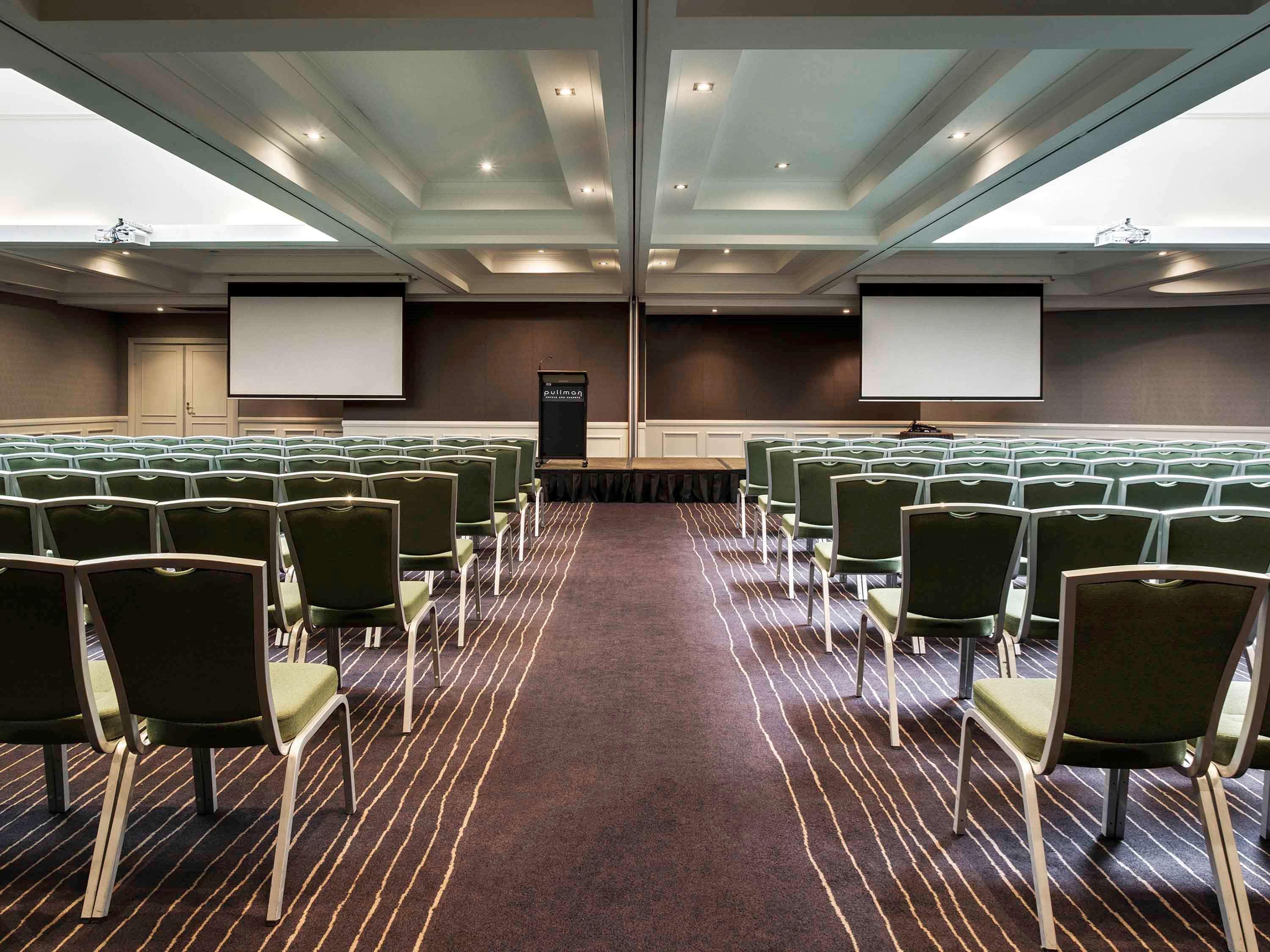 Hotel Pullman Sydney Hyde Park Exterior foto The ballroom at the Crowne Plaza Hotel, Manchester