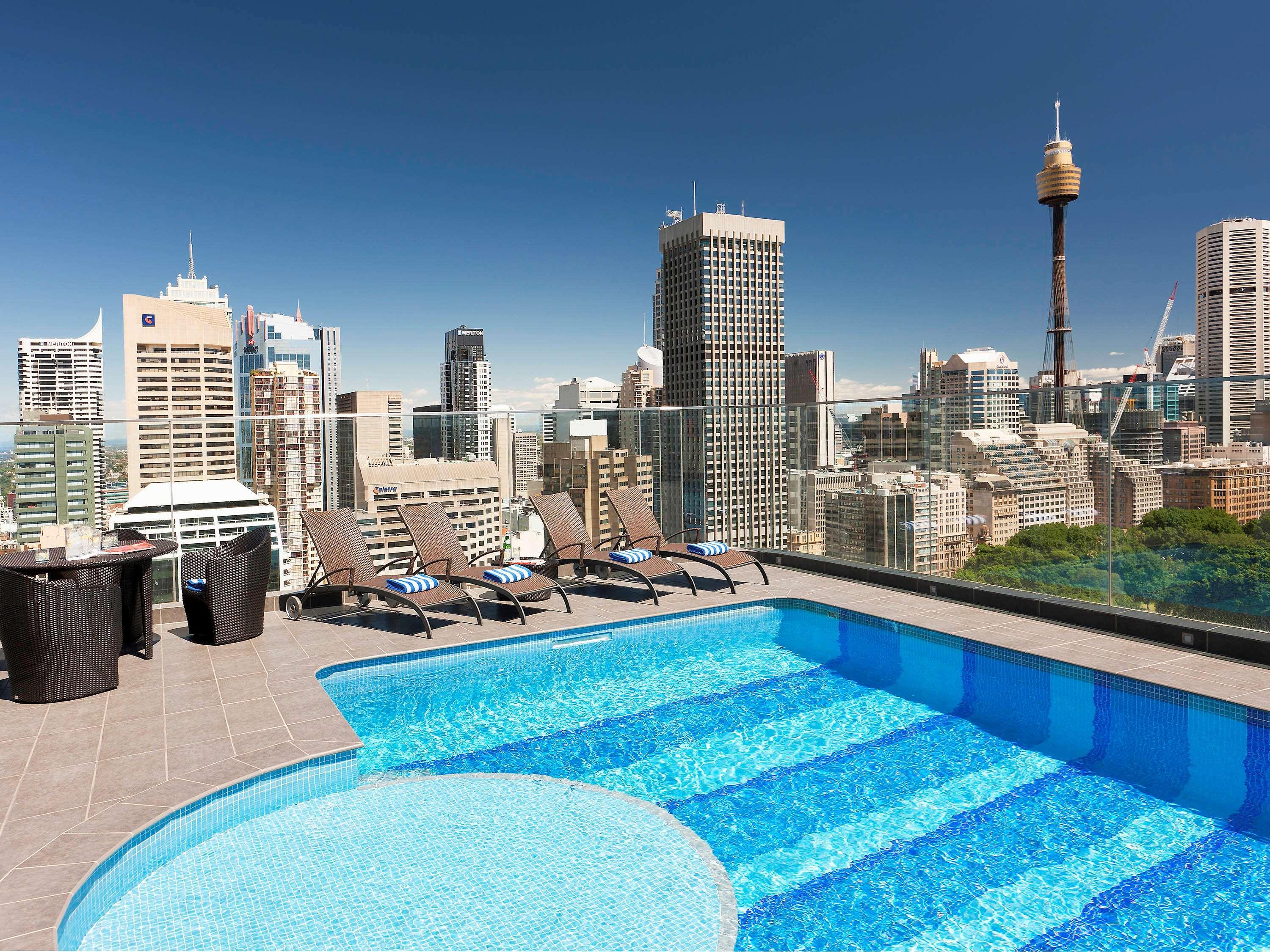Hotel Pullman Sydney Hyde Park Exterior foto The rooftop pool at the hotel