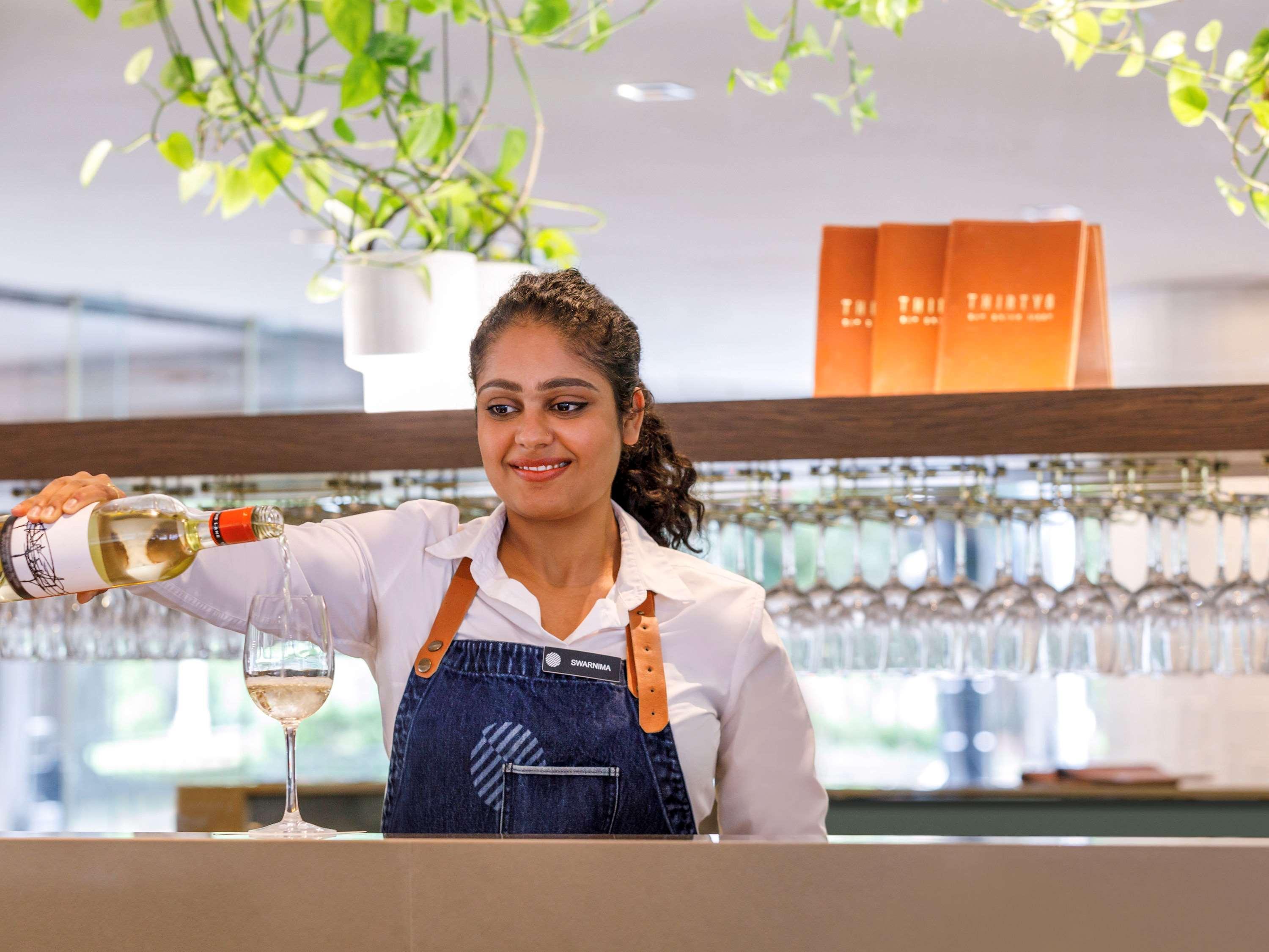 Hotel Pullman Sydney Hyde Park Exterior foto A bartender at work