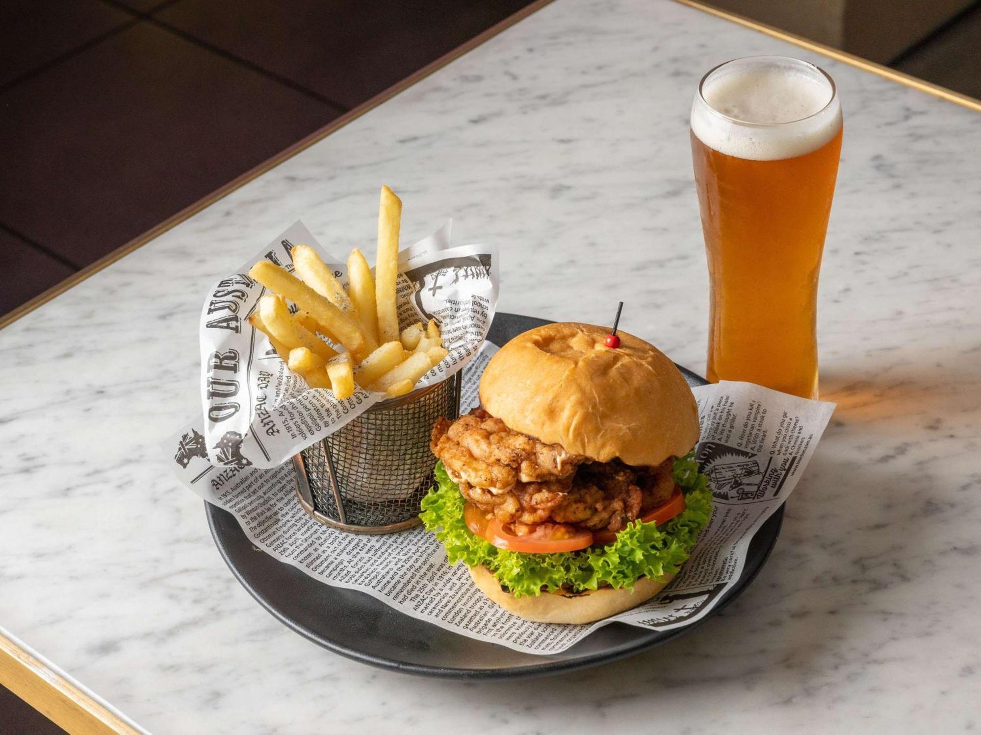 Hotel Pullman Sydney Hyde Park Exterior foto A burger with fries and a beer
