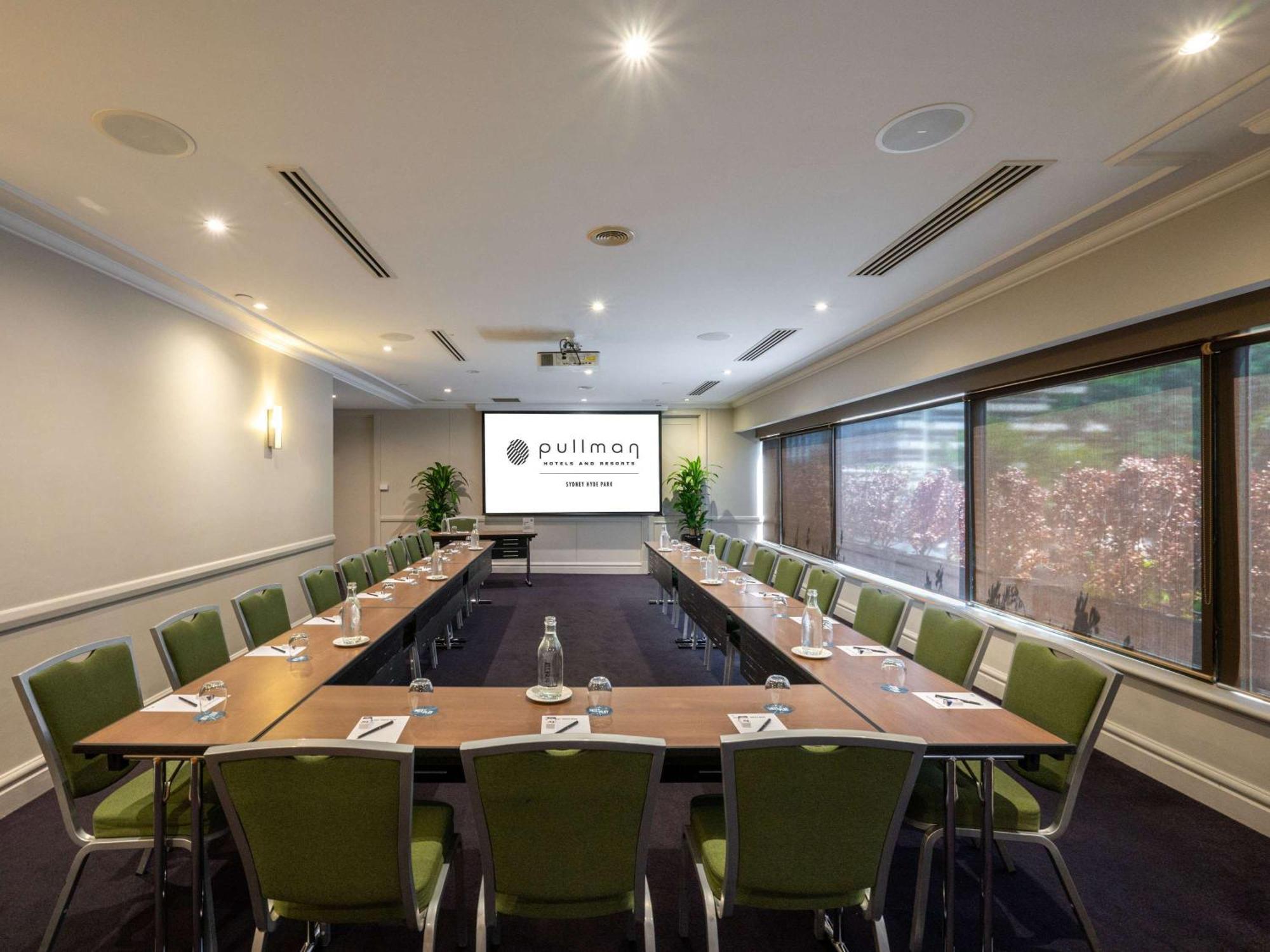 Hotel Pullman Sydney Hyde Park Exterior foto The Boardroom