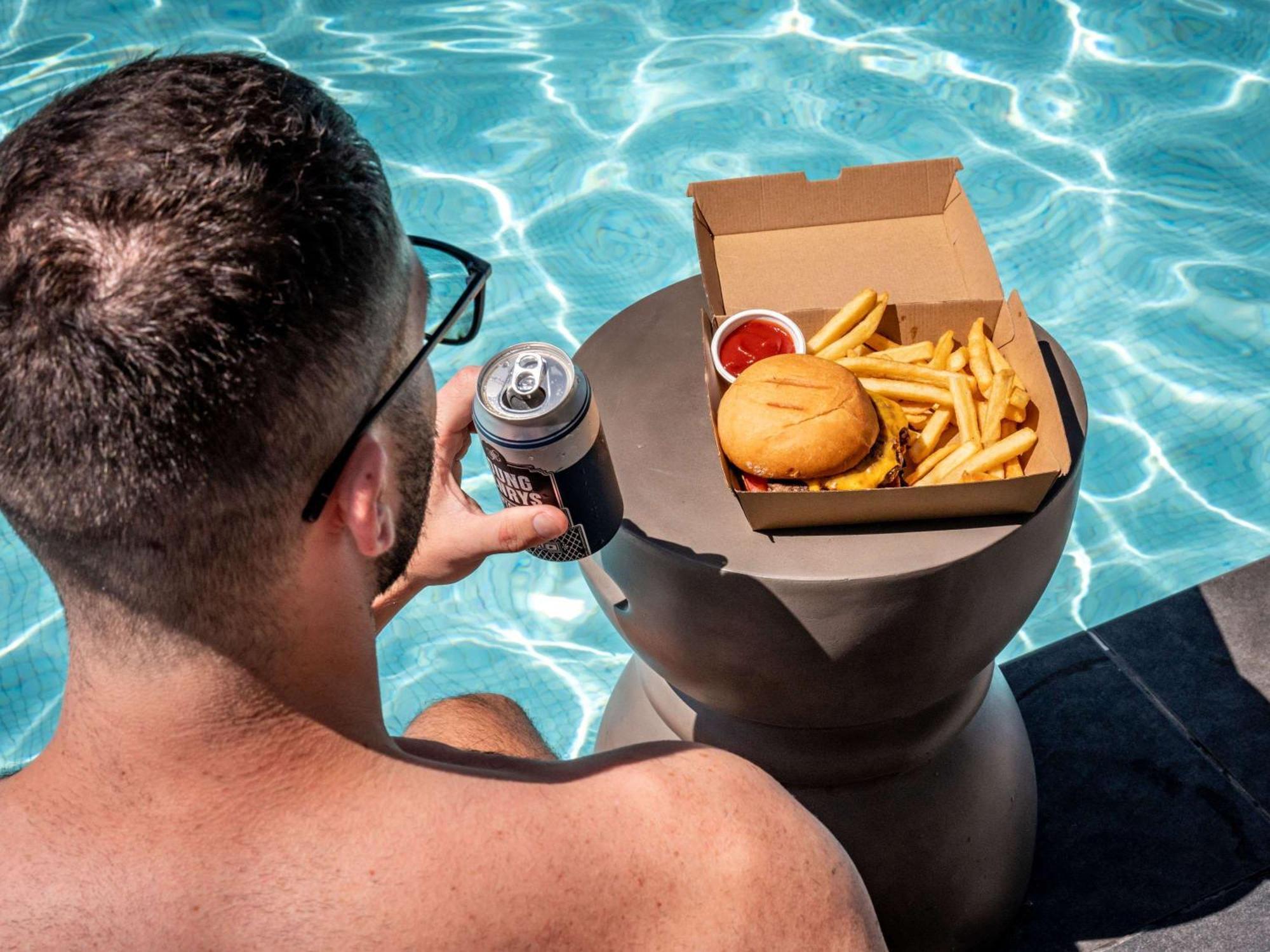 Hotel Pullman Sydney Hyde Park Exterior foto A floating drink and food holder